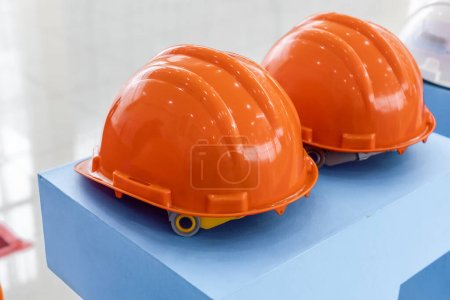 Foto de Casco de construcción para la seguridad de la cabeza en el proceso de trabajo - Imagen libre de derechos