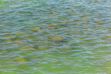 Foto de Fondo de agua de mar cerca de la orilla con una orilla de piedra - Imagen libre de derechos