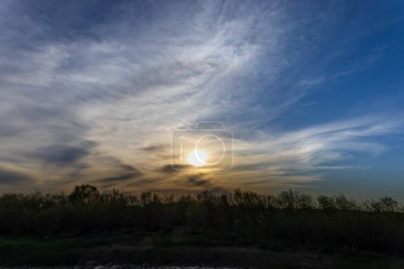Téléchargez les photos : Fond ciel avec coucher de soleil et silhouette paysage - en image libre de droit