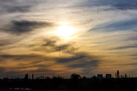 Téléchargez les photos : Fond ciel avec coucher de soleil et silhouette paysage - en image libre de droit