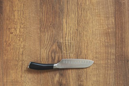 Foto de Kitchen knife on a wooden board - Imagen libre de derechos
