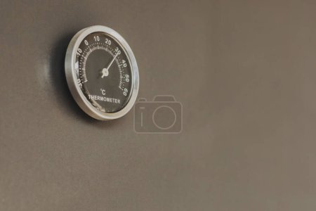 Téléchargez les photos : Thermomètre à paroi intérieure pour le contrôle de la température - en image libre de droit
