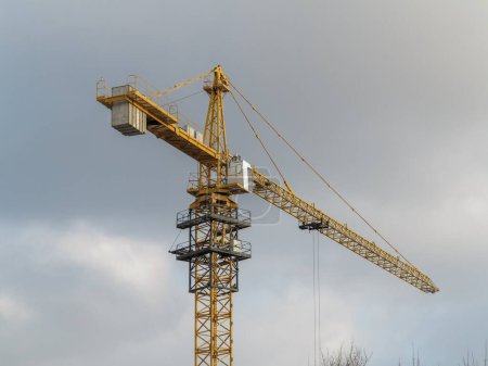 Foto de Grúa de construcción para la construcción de edificios de centros residenciales o de negocios - Imagen libre de derechos