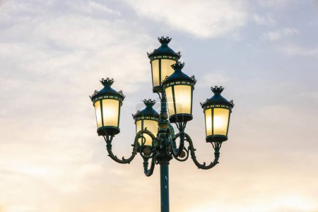 Téléchargez les photos : Lampe de ville pour l'éclairage public et l'espace autour - en image libre de droit