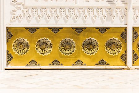 Téléchargez les photos : Arrière-plan avec des thèmes ethniques orientaux représentant des objets d'artisanat élégants avec des motifs turco-arabes musulmans. - en image libre de droit