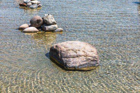 Téléchargez les photos : Contexte eau de mer près du rivage avec un rivage en pierre - en image libre de droit