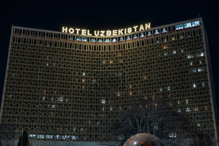 Foto de Taskent, Uzbekistán - 6 de marzo de 2023: Vista a la fachada del "Hotel Uzbekistán" en Taskent - Imagen libre de derechos