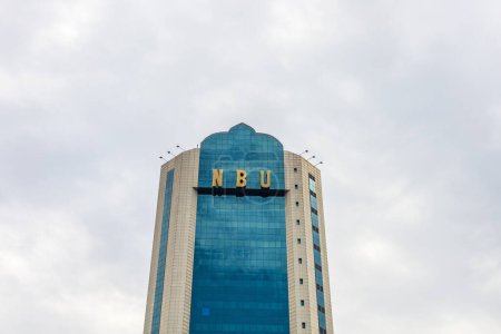 Téléchargez les photos : Tachkent, Ouzbékistan - 19 mars 2023 : Le bâtiment de la Banque nationale d'Ouzbékistan (siège social) "NBU" situé dans le centre de Tachkent - en image libre de droit