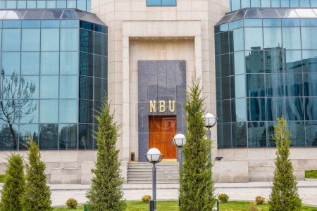 Téléchargez les photos : Tachkent, Ouzbékistan - 19 mars 2023 : Le bâtiment de la Banque nationale d'Ouzbékistan (siège social) "NBU" situé dans le centre de Tachkent - en image libre de droit