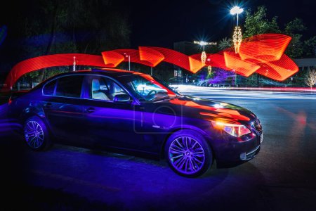 Téléchargez les photos : Tachkent, Ouzbékistan - 22 mars 2023 : BMW marque de voiture dans la ville dans un éclairage intéressant - en image libre de droit