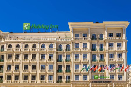 Téléchargez les photos : Tachkent, Ouzbékistan - 5 mai 2023 : Vue sur la façade de l'hôtel "Holiday Inn" à Tachkent - en image libre de droit