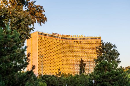 Téléchargez les photos : Tachkent, Ouzbékistan - 15 août 2023 : Hôtel central et monument historique "Hôtel Ouzbékistan" situé sur la place centrale nommée d'après Amir Temur. - en image libre de droit
