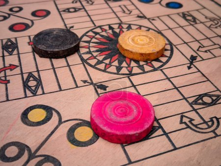 Foto de Carrom juego de mesa monedas, concepto de actividades de ocio, - Imagen libre de derechos