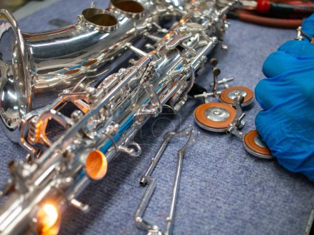 Foto de Ensamblando todas las partes de un saxofón - Imagen libre de derechos