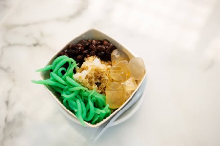 Téléchargez les photos : Air batu campur, Ice kachang, un dessert malaisien coloré fait de glace rasée, haricots et gelée colorée, avec cendol supplémentaire trop. C'est populaire à Singapour aussi. (vue du dessus) - en image libre de droit