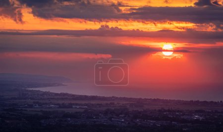 Foto de Brillante salida del sol de septiembre desde Butts Brow mirando al este a lo largo de la costa hasta Hastings East Sussex sureste de Inglaterra Reino Unido - Imagen libre de derechos