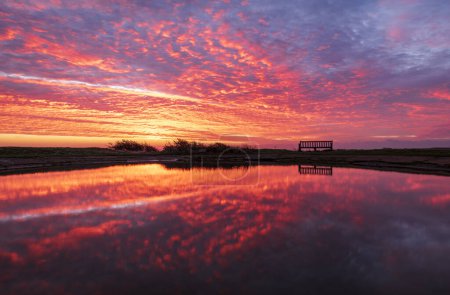 Téléchargez les photos : Nuages hauts et ciel brillant et coloré aube à Warren Hill South Downs près d'Eastbourne est Sussex sud-est de l'Angleterre - en image libre de droit
