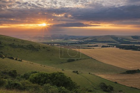 Téléchargez les photos : Coucher de soleil de juillet depuis Firle beacon vers le sud dans l'est du Sussex sud-est de l'Angleterre Royaume-Uni - en image libre de droit