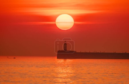 Téléchargez les photos : Septembre coucher de soleil derrière le phare de Newhaven de la plage de Seaford sur la côte est du Sussex sud-est de l'Angleterre Royaume-Uni - en image libre de droit