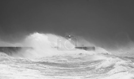 Téléchargez les photos : Tempête Noa et vagues écrasantes au phare de Newhaven et digue sur la côte est du Sussex sud-est de l'Angleterre - en image libre de droit