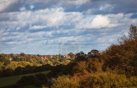 Téléchargez les photos : Belle campagne automnale et forêt sur le haut weald près de Burwash est Sussex sud-est Angleterre Royaume-Uni - en image libre de droit