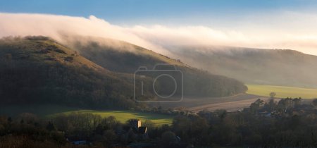Foto de Nube baja y niebla rodando sobre Devils Dyke y las bajadas del sur desde Newwood Hill cerca de Poynings West Sussex sureste de Inglaterra Reino Unido - Imagen libre de derechos