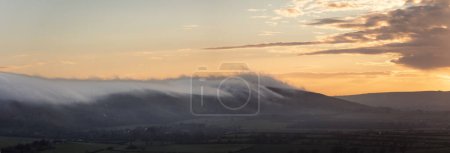 Téléchargez les photos : Nuage bas et brouillard se déversant sur Devils Dyke et les bas sud de Newwood Hill près de Poynings West Sussex sud-est de l'Angleterre Royaume-Uni - en image libre de droit