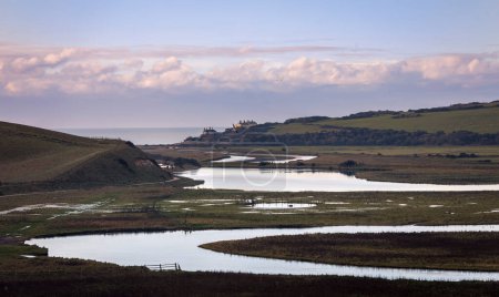 Téléchargez les photos : La sinueuse rivière Cuckmere descend vers la côte à l'intérieur du parc champêtre Seven Sisters East Sussex sud-est de l'Angleterre - en image libre de droit