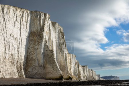 Téléchargez les photos : Dramatiques falaises de craie des Sept Sœurs s'élevant au-dessus à marée basse sur la côte est du Sussex, sud-est de l'Angleterre Royaume-Uni - en image libre de droit