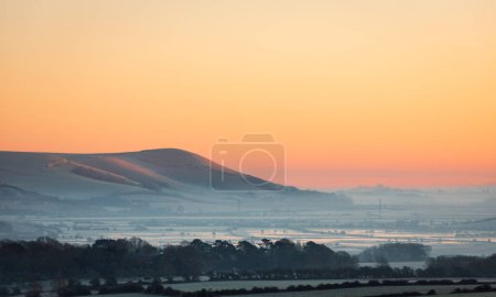 Foto de Misty mañana Diciembre amanecer sobre el monte Caburn de Kingston Ridge en el sur baja este Sussex sureste de Inglaterra - Imagen libre de derechos