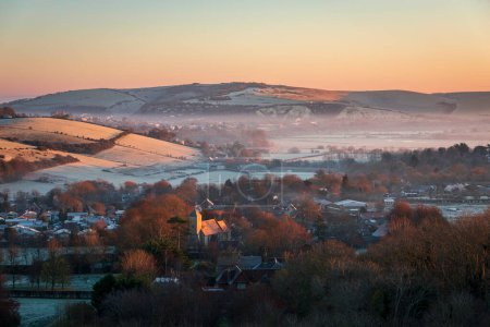 Téléchargez les photos : Misty morning December sunrise over mount Caburn from Kingston Ridge on the south downs east Sussex south east England - en image libre de droit