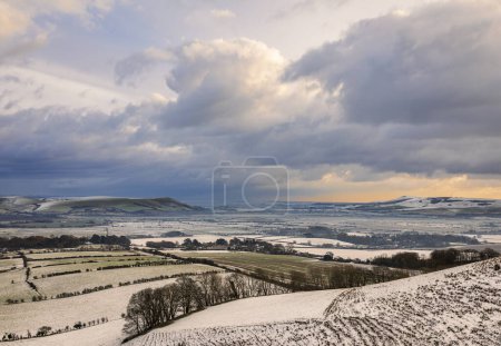 Téléchargez les photos : Descente sud enneigée pays des merveilles hivernales entre le caburn de montagne et la balise Firle East Sussex sud-est de l'Angleterre - en image libre de droit