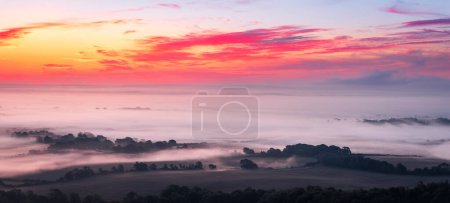 Foto de Misty amanecer de la mañana de la colina Bo Peep en el sur baja este Sussex sureste de Inglaterra Reino Unido - Imagen libre de derechos
