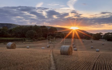 Foto de Agosto puesta de sol desde el monte Caburn sobre Lewes hacia el este Sussex sureste de Inglaterra Reino Unido - Imagen libre de derechos