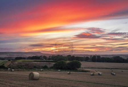 Foto de Dramática cosecha agosto postresplandor puesta de sol de Wilmington Hill en las bajadas del sur en el este de Sussex sureste de Inglaterra Reino Unido - Imagen libre de derechos