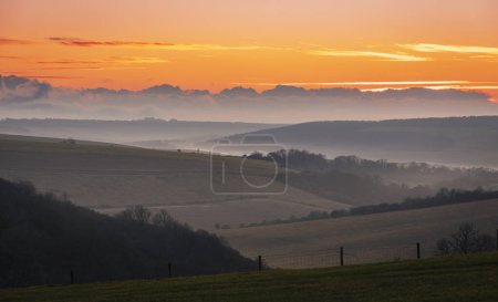 Téléchargez les photos : Inversion des nuages au coucher du soleil depuis Butts Brow au sud Eastbourne au sud-est de l'Angleterre Royaume-Uni - en image libre de droit