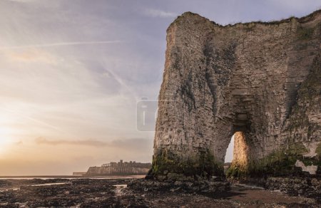 Foto de Las distintivas pilas de mar y el arco en los acantilados de tiza entre la bahía de Botany y la bahía Kingsgate en la costa noreste de Kent sudeste de Inglaterra Reino Unido - Imagen libre de derechos