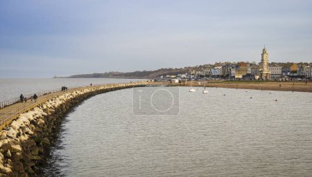 Foto de Vista hacia el paseo marítimo de Herne Bay en la costa noreste de Kent, sureste de Inglaterra Reino Unido - Imagen libre de derechos