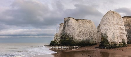 Foto de Las distintivas pilas de mar y acantilados de tiza en Botany Bay Broadstairs en la costa del noreste de Kent sureste de Inglaterra Reino Unido - Imagen libre de derechos