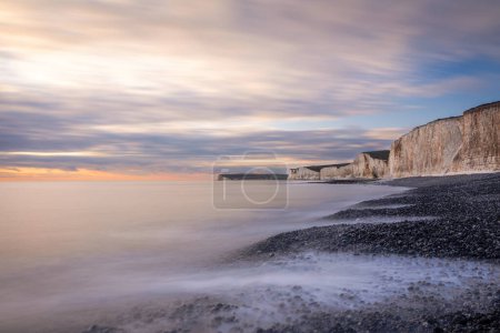 Téléchargez les photos : Janvier coucher de soleil marée haute à Birling gap et les sept falaises sœurs sur la côte est du Sussex sud-est de l'Angleterre Royaume-Uni - en image libre de droit