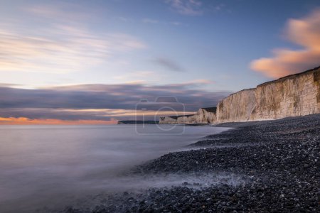 Foto de Enero atardecer marea alta en Birling brecha y las siete hermanas acantilados en la costa este de Sussex sureste de Inglaterra Reino Unido - Imagen libre de derechos