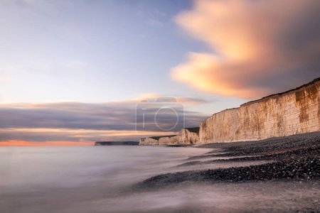 Téléchargez les photos : Janvier coucher de soleil marée haute à Birling gap et les sept falaises sœurs sur la côte est du Sussex sud-est de l'Angleterre Royaume-Uni - en image libre de droit
