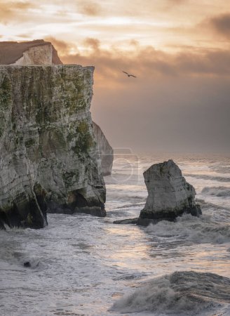 Téléchargez les photos : Tempête Isha brassant à Seaford tête sur la côte est du Sussex pendant la marée haute et lever du soleil sud-est de l'Angleterre Royaume-Uni - en image libre de droit