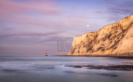 Téléchargez les photos : Lever et coucher du soleil au phare de Beachy Head pendant la marée basse côte est du Sussex sud-est de l'Angleterre Royaume-Uni - en image libre de droit