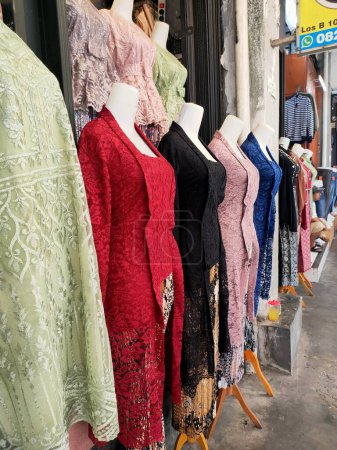 Téléchargez les photos : Magelang, 27 décembre 2023.Une gamme très intéressante de mannequins en costume traditionnel indonésien, dans un petit magasin d'affaires dans un marché local. Niveau de vue horizontal. - en image libre de droit