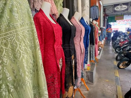 Téléchargez les photos : Magelang, 27 décembre 2023.Une gamme très intéressante de mannequins en costume traditionnel indonésien, dans un petit magasin d'affaires dans un marché local. Niveau de vue horizontal. - en image libre de droit