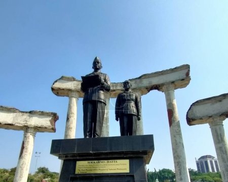 Foto de Surabaya - Indonesia, 29 de octubre de 2023.La estatua de Soekarno-Hatta, el primer presidente y vicepresidente de Indonesia, leyendo la proclamación de la independencia de Indonesia. - Imagen libre de derechos