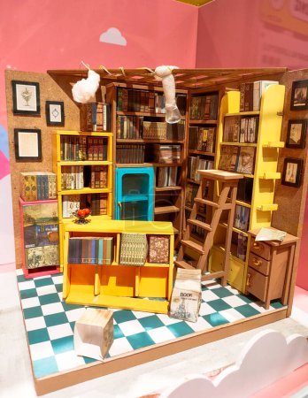 Foto de Surabaya - Indonesia, 30 de enero de 2024.Una mini maqueta de juguete interior, muy interesante de ver. Muestra una sala de biblioteca con armarios y filas de libros. - Imagen libre de derechos