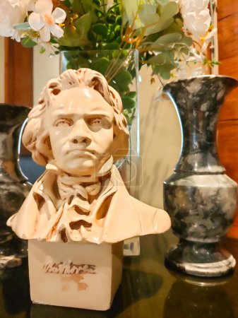 Foto de Blora - Indonesia, 14 de febrero de 2024.Una estatua del escritorio de Beethoven como decoración interior, añadiendo un interesante ambiente anticuado. - Imagen libre de derechos