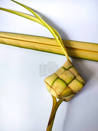 Daun Janur Kuning "Kokosblätter" als Material für Ketupat-Verpackungen, eine würfelförmige indonesische Spezialität aus Reis. Pflichtessen während IedMubarak oder Lebaran. Isoliert auf Weiß.